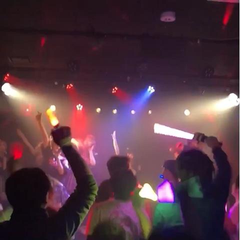 のーぷらん おふぃしゃる さんのミクチャ動画 地下アイドルライブでのマサイ族ジャンプ