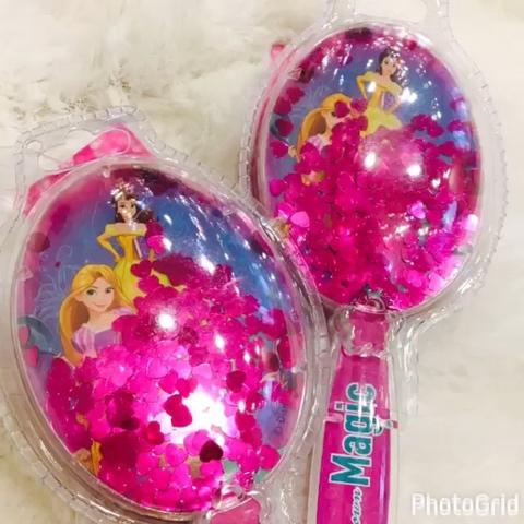 サンキューマート さんのミクチャ動画 ディズニープリンセス のヘアブラシが入荷しました 中にハートのホログラムが入っていてとても可