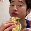 ビッグマック食べてるマッククルーくん💪🎣