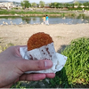  鴨川でコロッケ