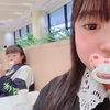 さ な